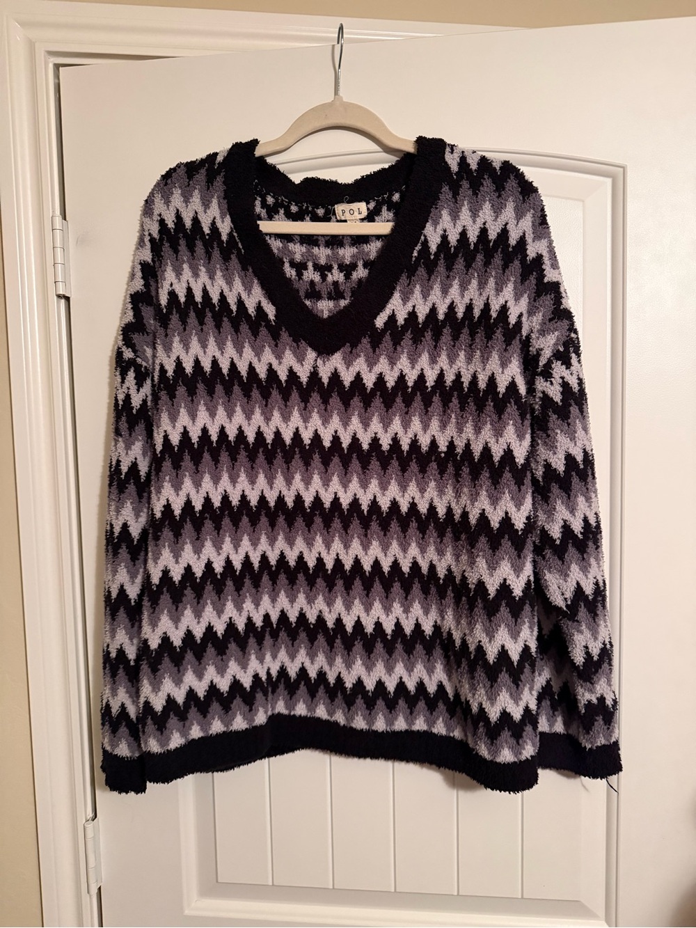 POL Women’s Medium Fuzzy Chevron V-Neck Sweater Black Gray Soft Cozy